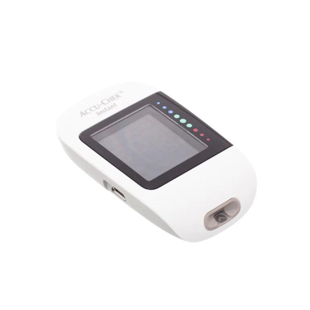 Glucómetro Accu chek Instant sobre superficie