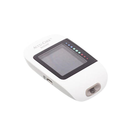 Glucómetro Accu chek Instant sobre superficie
